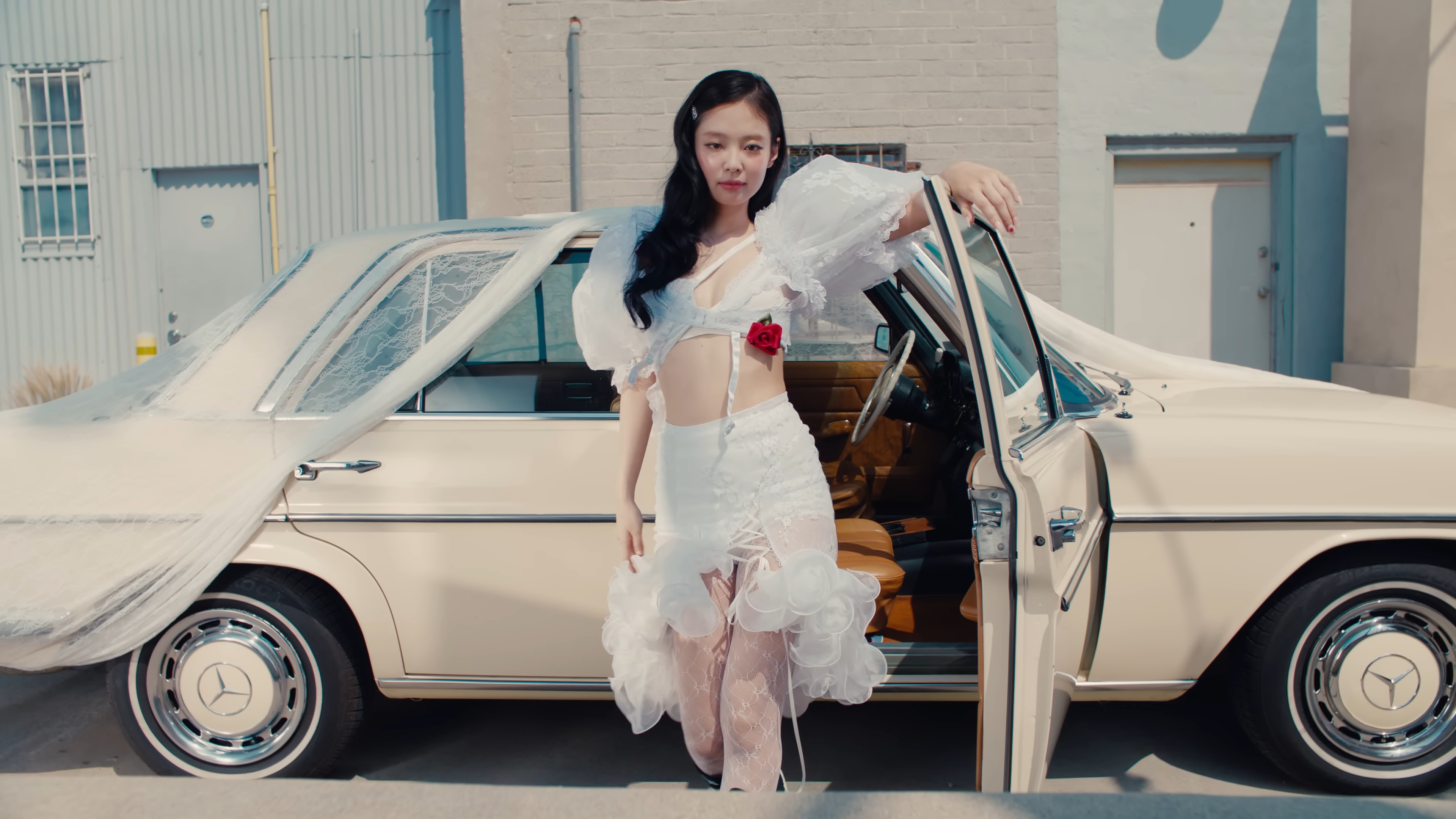 제니의 첫 솔로곡 ‘Mantra’ 뮤직비디오 속 키치 쿠튀르(Kitschy Couture)